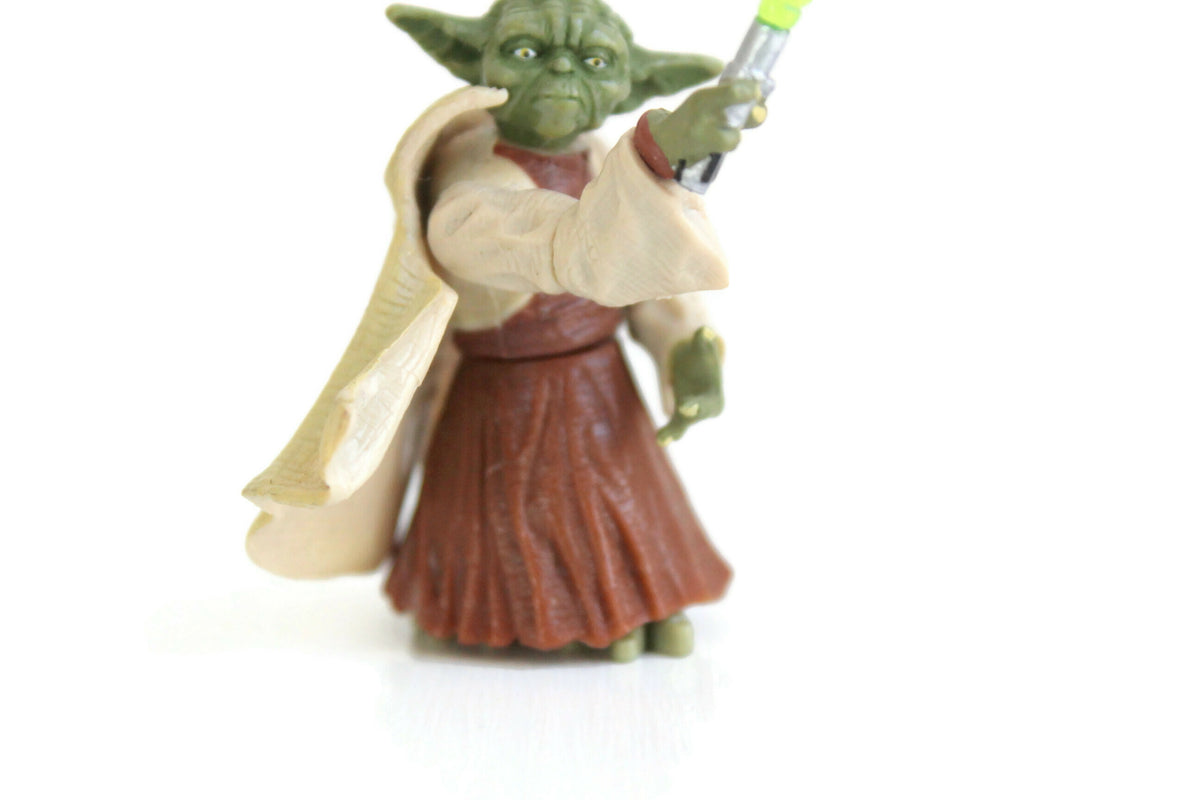 Vintage Star Wars 2004 Yoda Action Figure with Cape & Green